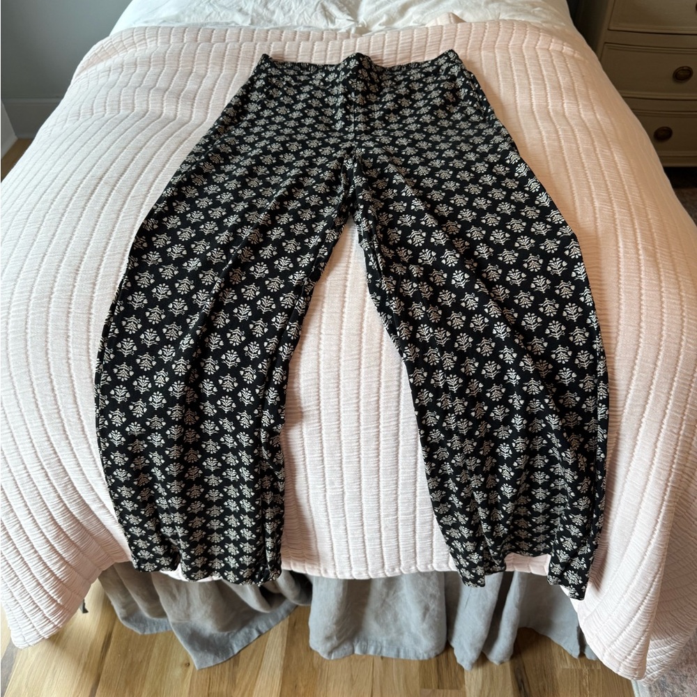 Old Navy Black and White Floral Pants